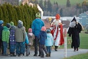 Samichlaus und Schmutzli der Chlausgruppe St.Martin auf Besuch. (Bild: PD)