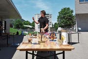 Der Zivildienstleistende Thoma Heeb zeigt den Schülerinnen und Schülern, wie mittels Solarzellen Strom produziert und in Akkus gespeichert werden kann. Der Zivildienst unterstützt das Energietal Toggenburg wahrend der Solarwochen mit zwei Dienstleistenden. (Bild: Michael Hehli)