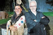 «Winnetou» Tom Volkers und Talammann Alex Höchli vor der Premiere. (Bild: Romano Cuonz (Engelberg, 6. Juli 2018))