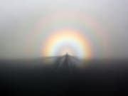Der Schatten auf dem Nebel, genannt Brockengespenst, wird von der farbigen Glorie gekrönt. (Bild: Brocken Inaglory / Wikipedia)