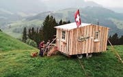 Familie Dietrich und ihre «Alpenbritsche» auf der Göbsi. (Bild: Appenzellerland Tourismus AR)
