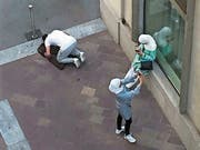 Ein Muslim betet mitten in Lugano. Solche Szenen lösen im Tessin Diskussionen aus. (Bild: Ticinonews.ch)
