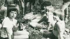 Blick ins Familienalbum: Bettina Badenhorst (links mit der Flasche) im Jahr 1979 während eines Wandertags. (Bild: Zur Verfügung gestellt)