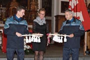 Regierungsrätin Karin Kayser teilt den Führungsstab mit Pralinensäckchen für den neuen Kommandanten Jürg von Gunten (links) und den scheidenden Jürg Wobmann. (Bilder: Marion Wannemacher (Stans, 23. November 2018))