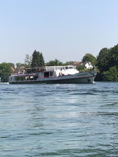 Kursschiffe der Schifffahrtsgesellschaft Untersee und Rhein (URh) verkehren auf dem Hochrhein. (Bild: Samuel Koch