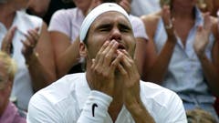2003: Federer s. Philippoussis 7:6 (7:5), 6:2, 7:6 (7:3)Auf dem Weg in den Final gibt Roger Federer nur einen Satz ab. Im Halbfinal setzt er sich klar gegen Favorit Andy Roddick durch. Schwierige Momente erlebt der Schweizer vor den Achtelfinals gegen Feliciano Lopez, als er sich wegen eines Hexenschusses behandeln lassen muss. «Für mich ist es ein Wunder, dass ich mit diesen Schmerzen gewinnen konnte.» Gegen den ungesetzten Philippoussis gewinnt Federer klar. Er sinkt in die Knie, es fliessen Tränen. «Magisch, kaum zu fassen», sagt Federer.