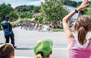 Ausgelassene Stimmung am Streckenrand bei der Durchfahrt in Herdern.Bild: Andrea Stalder (10. Juni 2018)
