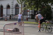 "Erst bei der roten Linie aufsteigen!", ruft die Schiedsrichterin. (Bild: Rossella Blattmann)