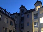 In einem Mehrfamilienhaus an der Rorschacherstrasse sind mehrere Personen bei einem Wohnungsbrand verletzt worden. (Bild: FM1Today)