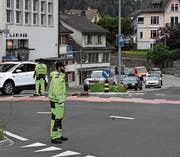 Trotz dem Einsatz der Männer der Verkehrsregelung bilden sich auf dem Obertorplatz in Lichtensteig in den Stosszeiten Staus, hier am frühen Abend. (Bild: Urs M. Hemm)