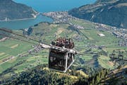 Die Cabrio-Bahn mit Besuchern auf dem Verdeck unterwegs auf den Berggipfel. (Bild: Pius Amrein (Stans, 27. Juli 2018))