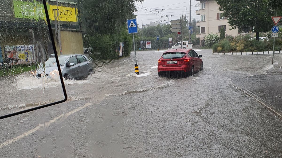 Wieder Überschwemmungen in Luzern: Strasse Richtung ...