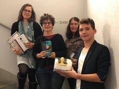 30. Oktober: Es wird bekannt, dass die Buchser Jugendbuchautorin Alice Gabathuler (2. von links) für ihren Jugendthriller «Hundert Lügen» mit einem Preis ausgezeichnet wurde. (Bild: PD)