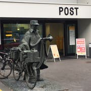 Die Filiale der Post beim Unigebäude. (Bild: Flurina Valsecchi (Luzern, 6. August 2018))