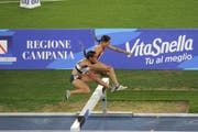 Chiara Scherrer (hinten) überspringt am 3000-Meter-Steeple-Rennen in Neapel ein Hindernis. (Bild: PD)