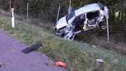 Ein 49-jähriger Autofahrer wurde aus seinem Auto geschleudert und schwer verletzt.