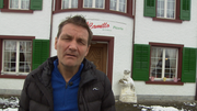 Restauranttester Bumann vor dem Eingang zum Ristorante Pizzeria Don Camillo in Hörhausen. (Bild: PD/3Plus)