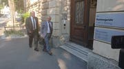 Ex-Kripo-Chef Daniel Bussmann (links) mit seinem Verteidiger, Rechtsanwalt Beat Hess, auf dem Weg ins Kantonsgericht. (Bild: Alexander von Däniken, Luzern, 1. Juli 2019)