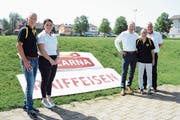 Von links: René Kuhn, FC Kirchberg, Rahel Gähwiler, Micarna, Beat Bollinger, Bankleiter, Dieter Gähwiler, Präsident FC Kirchberg, und Maik Holenstein, Leiter Marketing. (Bild: Beat Lanzendorfer)