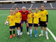 Levin, Nico, Andy Egli, Jari, Alina und Lorena im Stade de Suisse in Bern. (Bild: PD)
