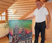 Pastoralassistent Jürgen Kaesler mit dem Werk der Künstlerin Johanna Schneider, auf dem der St. Galler Dom zu sehen ist, und das Bischof Markus Büchel am 14. September übergeben wird. (Bild: Beat Lanzendorfer)
