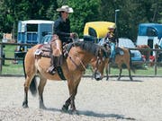 Eine Westernreiterin auf dem heissen Sand. (Bild: Christof Lampart)