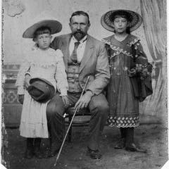 Carl Spitteler als 48-Jähriger in einer Aufnahme mit Tochter Anna (links) und deren Freundin. (Bild: Nachlass Carl Spitteler, Schweizerisches Literaturarchiv, Bern)