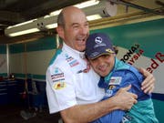 Peter Sauber umarmt seinen Fahrer Felipe Massa, nachdem dieser beim GP von Monaco 2004 den fünfen Platz erreicht hat. (Bild: Jimmy Froidevaux/Keystone (Monaco, 23. Mai 2004))