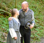Szene aus dem Stück «Vrenelis Garten»: Vreneli (Miriam Kafader), mit ihrem Vater, dem Fessisbauer (Florian Sulzbach). (Bilder: PD)