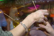 Wenn die Stimmung kippt: In der Nacht von Samstag auf Sonntag musste die St.Galler Stadtpolizei viermal intervenieren, weil Partygänger alkoholisiert über die Stränge schlugen. (Bild: PD)