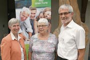 Geschäftsführerin ad interim Claudia Dillier und Stiftungsratspräsident Dominik Brun ehrten Theres Halter (Bildmitte). (Bilder: Primus Camenzind (Alpnach, 6. Juni 2018))