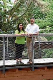 Geschäftsleiterin Melanie Anon und Verwaltungsratspräsident Christoph Meier sehen auf den Baumwipfelpfad Neckertal wohl Herausforderungen zukommen, sind aber überzeugt, ihn in eine gute Zukunft führen zu können. (Bild: Urs M. Hemm)