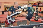 David Strupler trainiert mit Vincent Foschiani in seinem Kampfsportzentrum Bang Rajan an der Gaswerkstrasse. (Bild: Mario Testa)