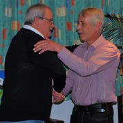 Ehre, wem Ehre gebührt: Clubpräsident Franco Chiani (links) gratuliert dem neuen Ehrenmitglied Hans Martin Bartholet. (Bild: PD)