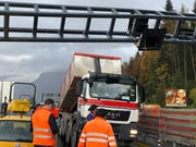 Der Lastwagen hat die Signalisationsanlage der Autobahn beschädigt. (Bild: Luzerner Polizei)