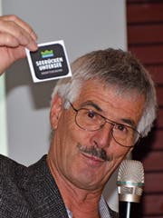Präsident Roland Werner mit dem Logo der Kraftgegend. (Bild: Margrith Pfister-Kübler)