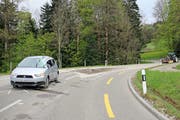 Die Situation nach dem Unfall auf der Rehetobelstrasse: vorne das demolierte Auto, hinten der Traktor mit dem umgedrehten Anhänger, dazwischen der Magerbeton auf der Fahrbahn. (Bilder: Stadtpolizei St.Gallen - 26. April 2019)
