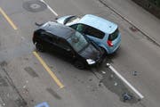 Ein ungewöhnliches Unfallbild: Die beiden Autos stehen Seite an Seite auf der Oberstrasse.
