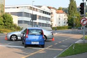 Die Unfallstelle mit den beiden zusammengestossenen Autos auf der Splügen-Brücke in St.Fiden. (Bilder: Stadtpolizei St.Gallen)