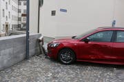 Das Auto mit dem demoliertem Abfallkübel und der Mauer, das es zum Stehen brachte.
