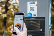 Neu in St.Gallen: Parkiergebühren können mit der Bezahl-App Twint beglichen werden. Im Bild wird gerade die Parkierdauer in der App eingegeben. (Bild: Stadtpolizei St.Gallen - 12. November 2018)