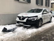 Das beschädigte Auto an der Gäbrisstrasse in St.Gallen. (Bild: Stadtpolizei St.Gallen - 4. Februar 2019)