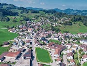 Der Dorfkern von Mosnang heute: Wie wird er sich entwickeln und was wird mit der Filtex-Wiese (Bildmitte) geschehen? (Bild: Martin Lendi)