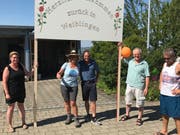 Jolanda Eichenberger (Mitte) wird Zuhause in Schönholzerswilen von Freunden und Gemeindepräsident Ernst Schärrer empfangen. (Bild: pd)