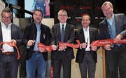 Remo Bulgheroni, Jens Rottmair, Urban Camenzind, Andreas Bossart und Alexander Schöllhorn (von links) durchschneiden zur feierlichen Eröffnung ein rotes Band. Bild: Urs Hanhart, Altdorf, 8. November 2019)