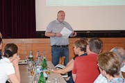 Schulratspräsident Orlando Simeon hatte am Mittwochabend bei der Diskussion rund um den neu geplanten Organisationsaufbau der Kirchberger Schule keinen leichten Stand bei den rund 50 Anwesenden im Toggenburgerhof. (Bild: Beat Lanzendorfer)
