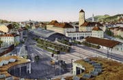Blick vom «Neuhof» an der St.-Leonhard-Strasse über die Lokremise aufs Areal des «neuen» St.Galler Hauptbahnhofs. Das Ensemble aus Empfangsgebäude, Hauptpost und Gaiserbahnhof entstand von 1911 bis 1915. (Bild: Sammlung Reto Voneschen)