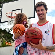 Ihr Ball ist noch etwas kleiner, aber die dreijährige Nuria eifert ihrem Papa Nicola Enrico Franco bereits nach. Diesem ist im neuen Basketballverein nicht nur der familieneigene Nachwuchs wichtig. (Bild: Manuel Nagel)