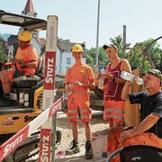 Die Bauarbeiter an der Signalstrasse achten bei der Hitze vor allem darauf, genügend zu trinken. (Bild: Rahel Jenny Egger)