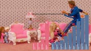 Ken kickt Barbie: Dieses Bild wurde in einer Kunstgalerie im Nordosten Englands gezeigt. Es musste abgehängt werden, weil es Kinder verstören könnte. (Bild: Zur Verfügung gestellt)